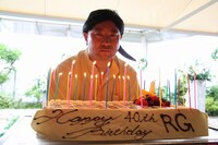 ろうそくをみつめるキャンドル・ジュン。(c)河村正和