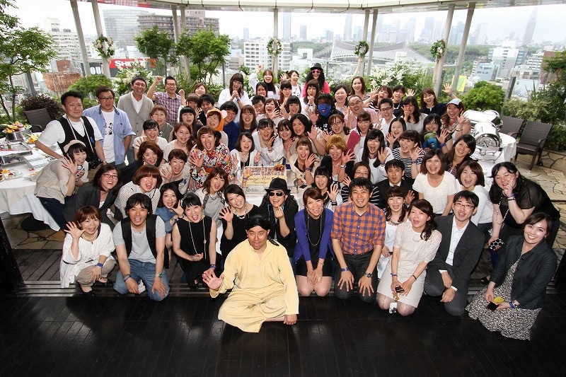 「ハリウッドセレブのようにプール付きの会場でRGの40歳を祝う会」集合写真。(c)河村正和