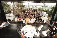 巨大クラッカーでRGの誕生日をお祝い。(c)河村正和