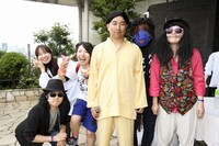 コスプレーズと記念撮影をするRG。(c)河村正和