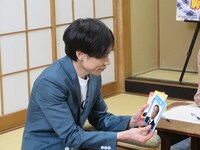 ヘルプカードを手にする板倉。