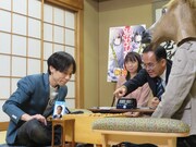 身を乗り出して板倉に将棋を教える高橋道雄九段。