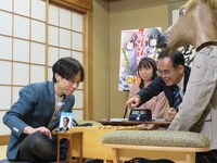 身を乗り出して板倉に将棋を教える高橋道雄九段。