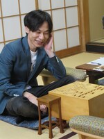 困ったような笑顔の板倉。