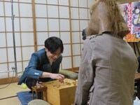 対局中の板倉とさがら。