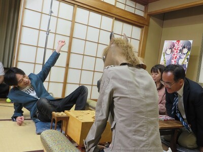 マンガ「駒ひびき」原作者・さがら総と将棋対決をするインパルス板倉（左）。