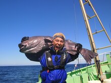 アブラボウズを釣り上げたロンドンブーツ1号2号・田村亮。(c)テレビ新広島