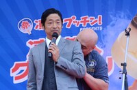 団長の体を使ってギャグを披露するクロちゃん。