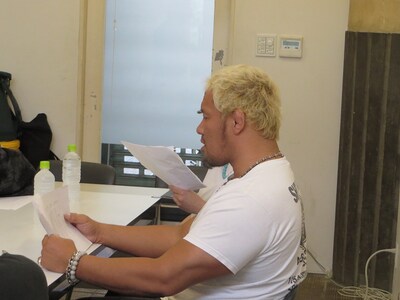 「激情プロレスリング　～爆笑！大阪頂上決戦～」漫才対決に出場する真壁刀義（手前）と芸人X（奥）。