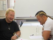 「激情プロレスリング　～爆笑！大阪頂上決戦～」漫才対決に出場する東京ダイナマイト・ハチミツ二郎（左）と天山広吉（右）。