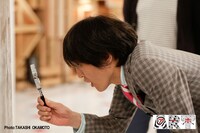 作品を鑑賞する千原ジュニア。