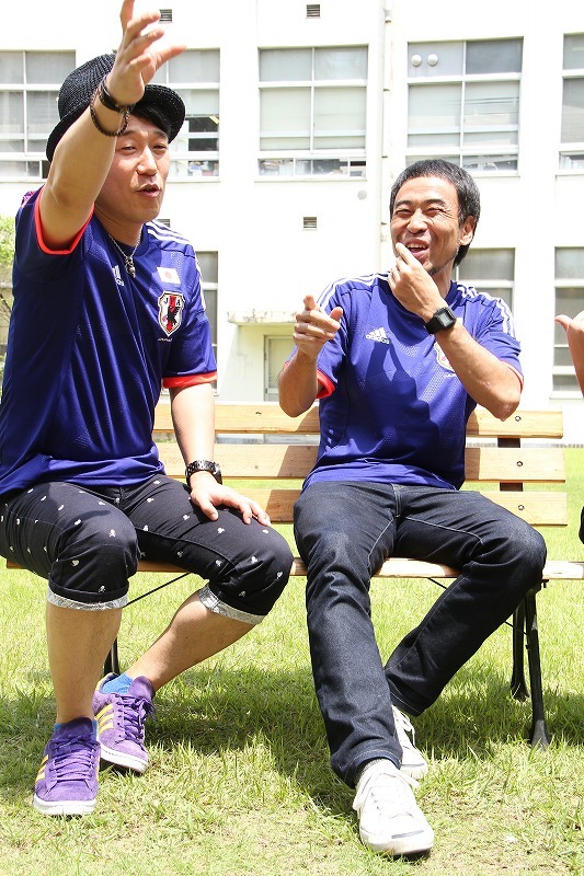 サッカー芸人のペナルティ。