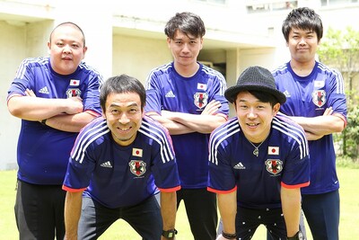 「よしもとJOOKEY for スゴ得」の新コンテンツ「女子のためのサッカーW杯MAGAZINE」に登場しているにて、ペナルティ（手前）とジューシーズ（奥）。