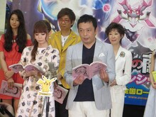 アフレコ収録をする中川家・礼二（右）と中川翔子（左）。