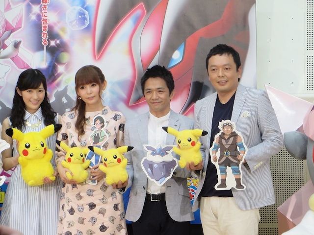 「ポケモン・ザ・ムービーXY『破壊の繭とディアンシー』同時上映『ピカチュウ、これなんのカギ？』」公開アフレコに登場した中川家（右）と、中川翔子（左から2番目）、渡辺麻友（左）。