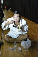 DVD「オードリー春日“ボディビルダーへの道”」の一場面。