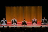 すっちー吉本新喜劇新座長就任公演の口上。(c)吉本興業