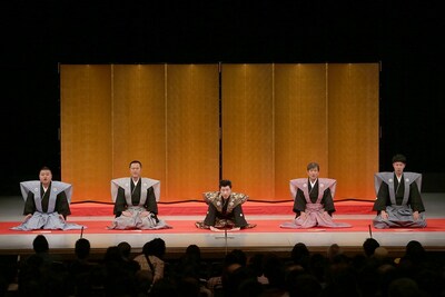 すっちー吉本新喜劇新座長就任公演の口上。(c)吉本興業