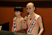 「呪怨 -終わりの始まり-」の公開記念イベントに登場した、坂田利夫（右）と、シリーズでおなじみの男の子・俊雄（左）。