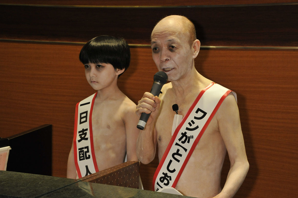 「呪怨 -終わりの始まり-」の公開記念イベントに登場した、坂田利夫（右）と、シリーズでおなじみの男の子・俊雄（左）。
