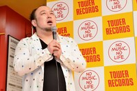 コーラスを担当するアホマイルド坂本。