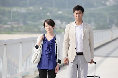 ドラマ「碧の海～LONG　SUMMER～」に出演する（左から）奥菜恵、パンサー尾形。(c)東海テレビ