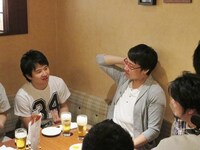 さまざまな場面を思い出し語り合う山里と若林。若林は、山里のある現象が見える特殊能力を身に付けたという話も。