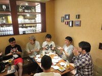 「もっとたりないふたり」DVDボックスの特典DISCに収録される打ち上げの様子。一本締めの場面。