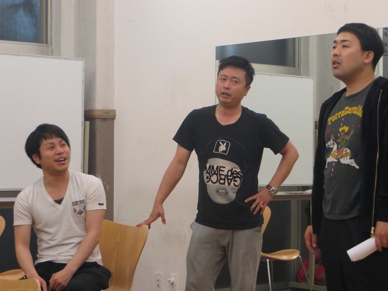 ユニットコントライブ「CONTS」の稽古をする次長課長・河本（中央）、フットボールアワー岩尾（右）、NON STYLE井上。