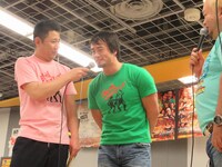 マイクに口を近づけないと聞き取れない田口の小声。