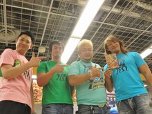 「激情プロレスリング」DVD第2弾発売記念インストアイベントに登場した東京ダイナマイトと、新日本プロレスの棚橋弘至（右）、田口隆祐（左から2人目）。