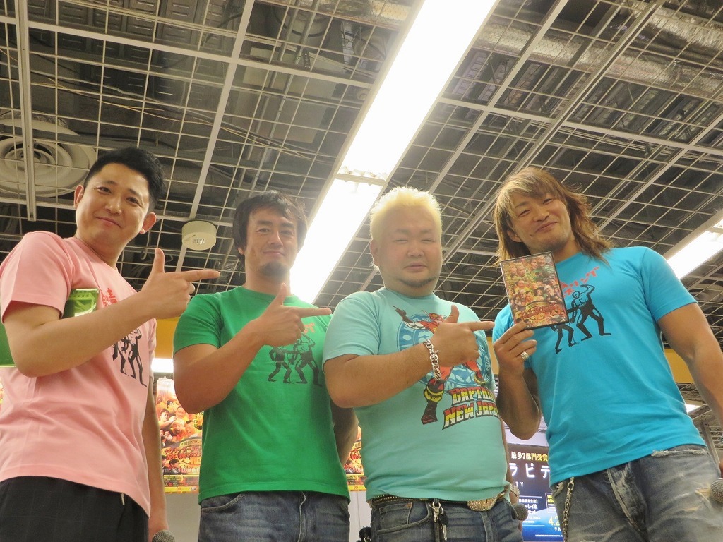 「激情プロレスリング」DVD第2弾発売記念インストアイベントに登場した東京ダイナマイトと、新日本プロレスの棚橋弘至（右）、田口隆祐（左から2人目）。