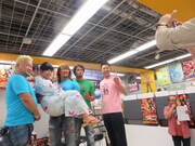 イベント後に行われた購入者との記念撮影。