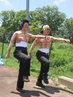 東京から直進行軍でやってきた男塾の田沢（左）と松尾（右）。