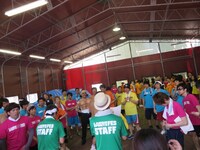 大会ルールを聞く芸人たち。