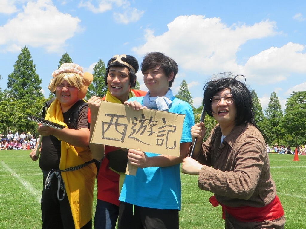 まだモノマネ軍団に対して顔をしかめる大会冒頭の向井。