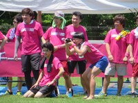 長田を全力で応援するカメラを持った少年。