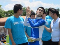 大会を盛り上げるヨイショマン。