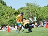 手押し車の上でギューン状態の岩橋。