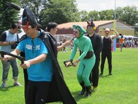 黙々とドロンジョ役をこなす向井。ドクロベエのタンクトップ姿にはMC陣が疑問を投げかけていた。