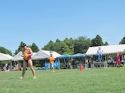 レゲエダンスかと思いきやハンバーグをこねて焼く松尾。