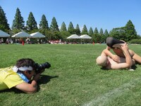 怪しいおじさんと下半身の人を激写する河村カメラマン。