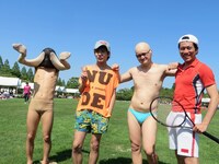 下半身の人、オシャレが止まらない人、市民プールの怪しい人、ニセ錦織というカオスな集合写真。