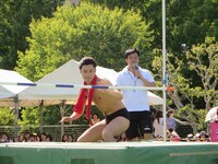 走り高跳びのバーに挑もうとする猪木。