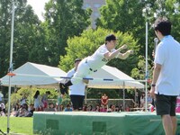 グーポーズで走り高跳びをする原監督。