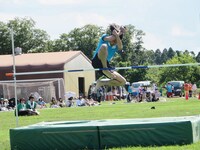 五明の斬新な走り高跳び。