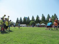 まったく動かないおじさんチームの騎馬戦。