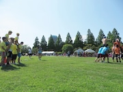 まったく動かないおじさんチームの騎馬戦。