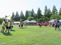 青山の騎馬に襲い掛かるおじさんチーム。