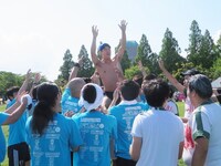 青山の活躍を称えるトライアングルズ。